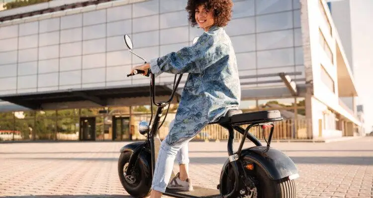 Comparativo de Desempenho: Scooter Elétrica versus Ciclomotores Tradicionais