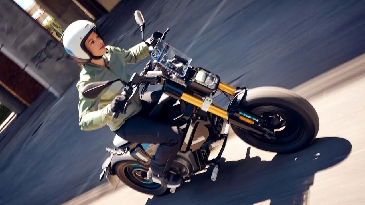 Conheça a BMW CE 02, moto elétrica urbana da BMW Motorrad com até 90 km de autonomia