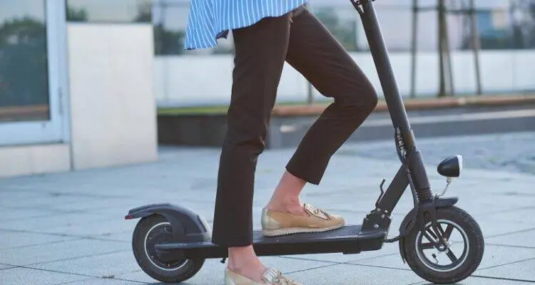 Scooter elétrica com banco ou sem banco?