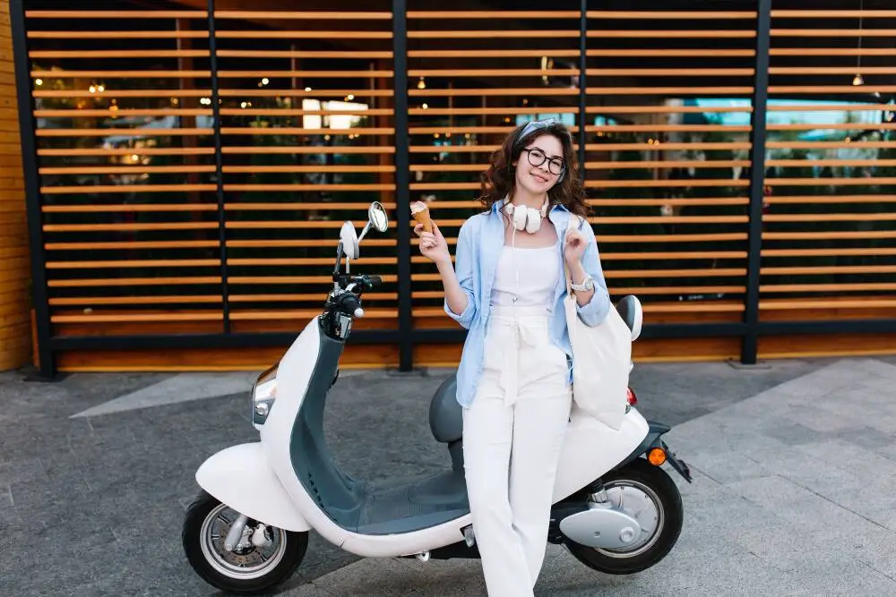 Motos e Scooters Elétricas: Ações que destacam como esses veículos estão ganhando espaço na mobilidade urbana.