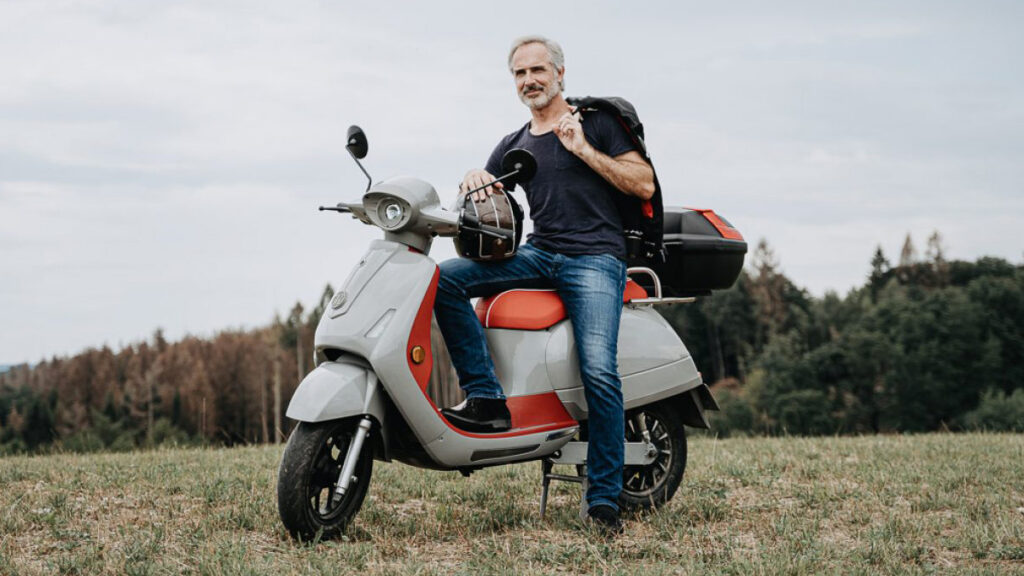 Vintage por Fora, Elétrica por Dentro: O Charme Irresistível das Scooters Retrô